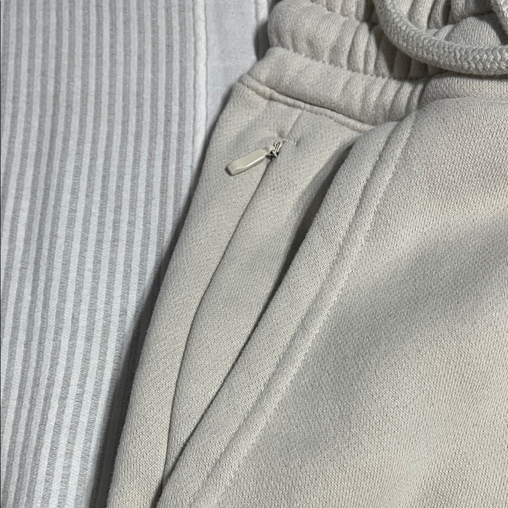Hollister Men's Cream Joggers - Picture 3 of 4